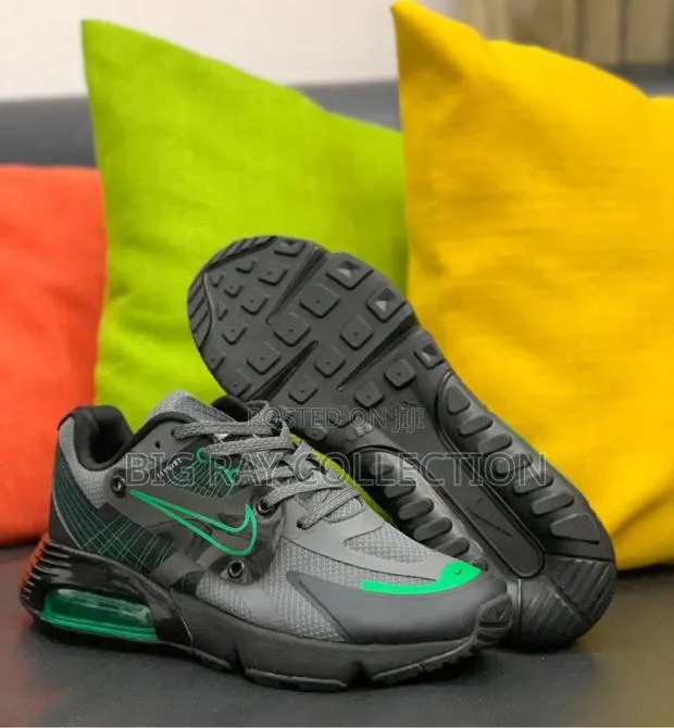 Solid Nike Flywire Sneakers · Photo 1