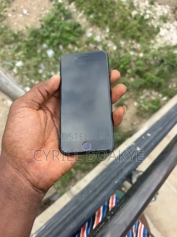 Apple iPhone SE (2022) 64 GB Gray · Photo 1