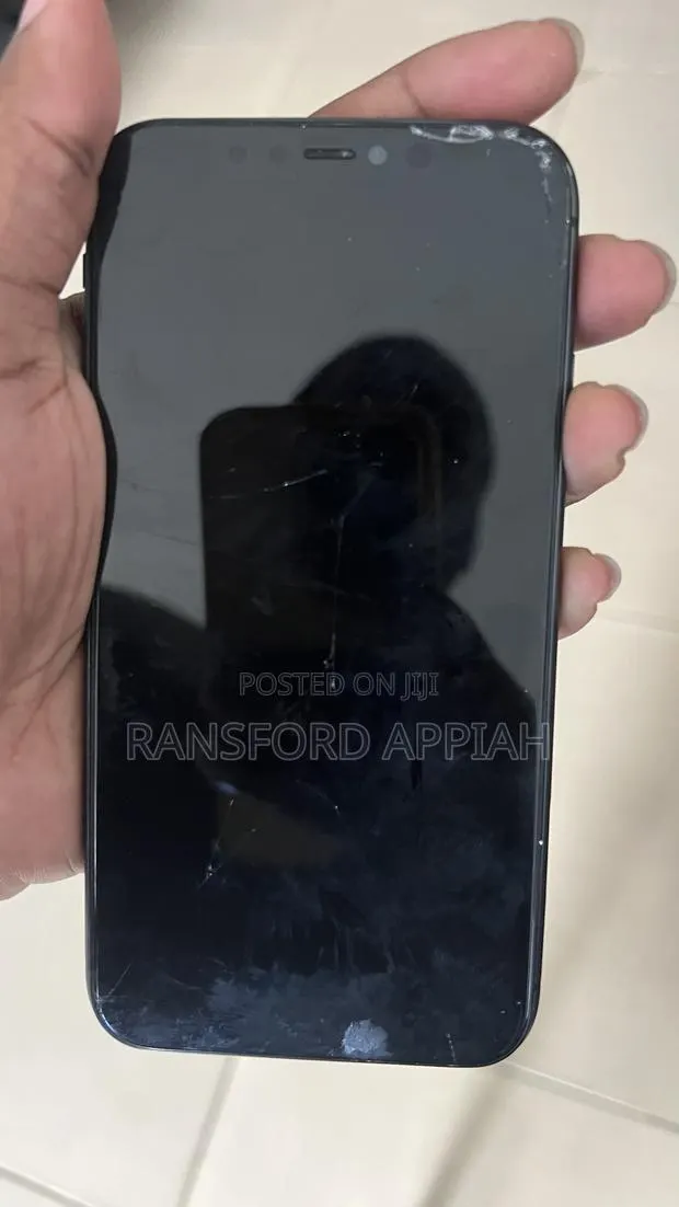 Apple iPhone 11 64 GB Black · Photo 1
