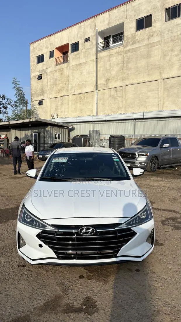 Hyundai Elantra SE 2019 White · Photo 1