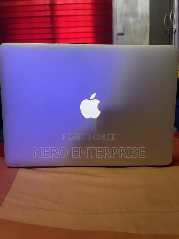 Laptop Apple MacBook Air 8GB Intel Core i5 SSD 128GB · Photo 1