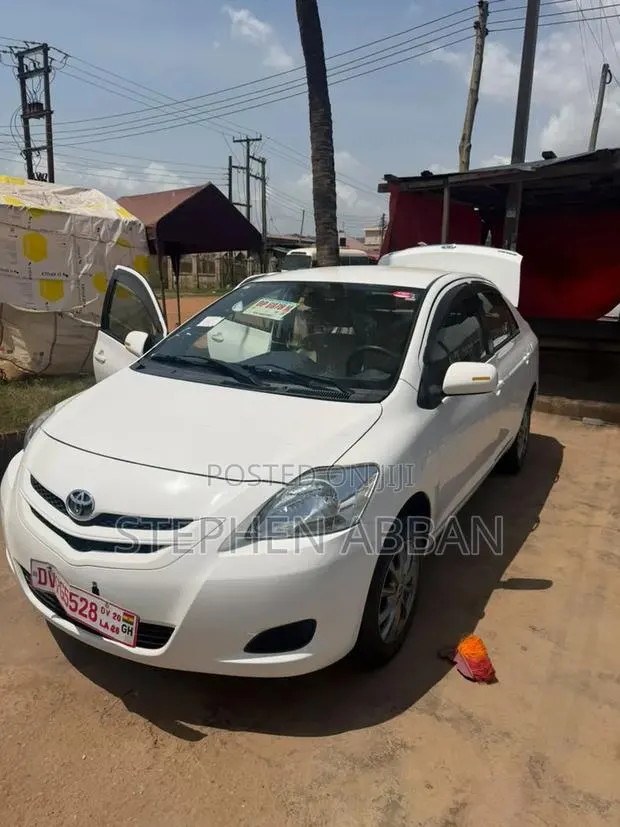 Toyota Belta 2010 White · Photo 1