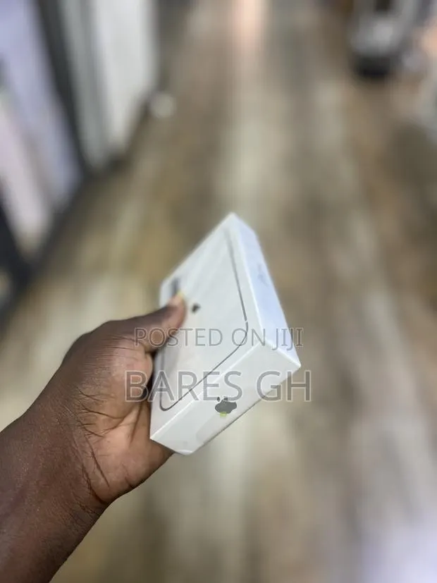 New Apple iPhone 11 64 GB White · Photo 1