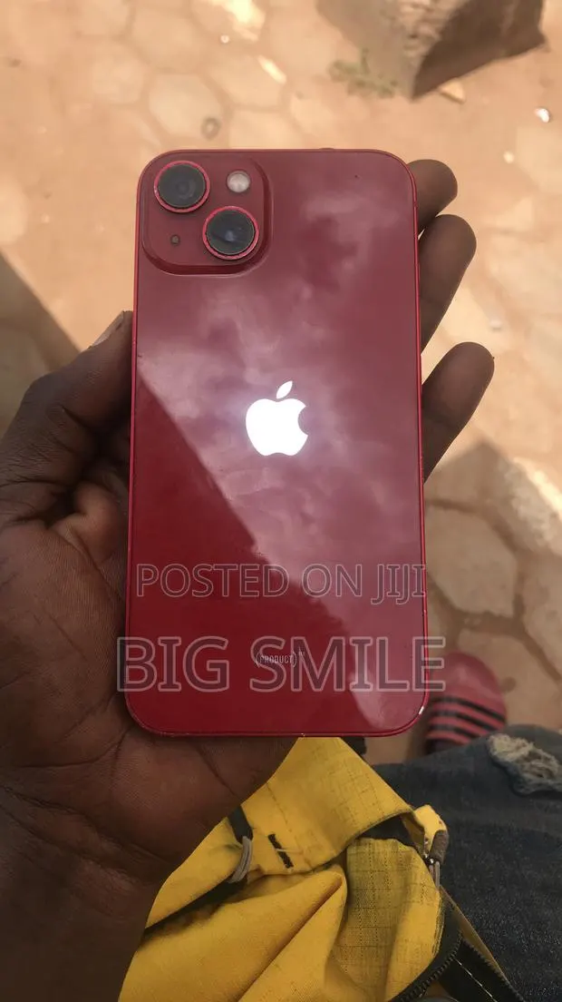 Apple iPhone 13 128 GB Red · Photo 1