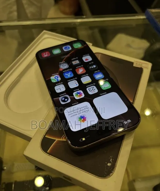 Apple iPhone 16 Pro Max 256 GB Gold · Photo 1