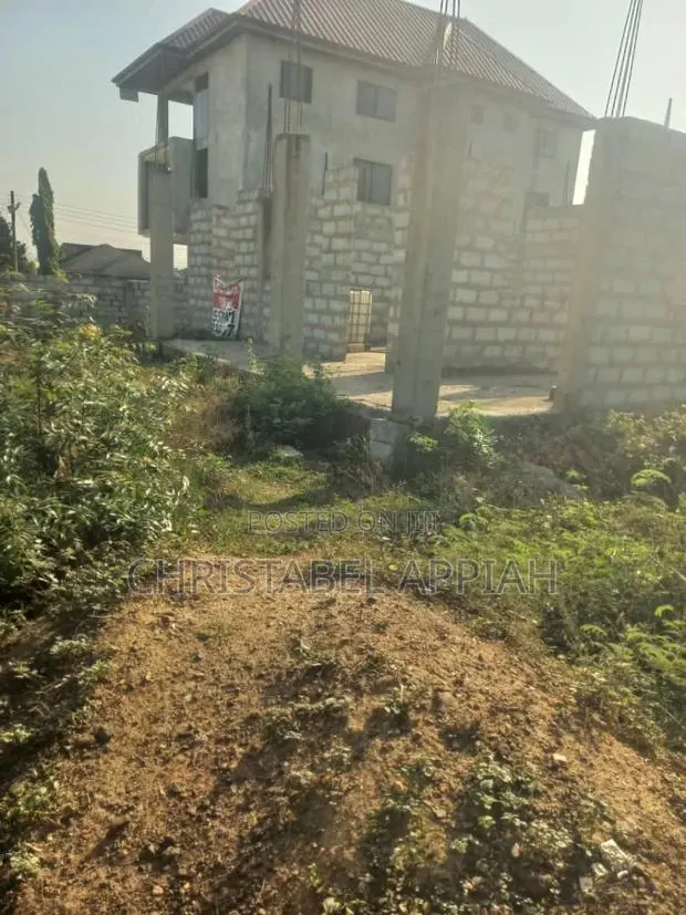 12bdrm House in Dawhenya for sale · Photo 1