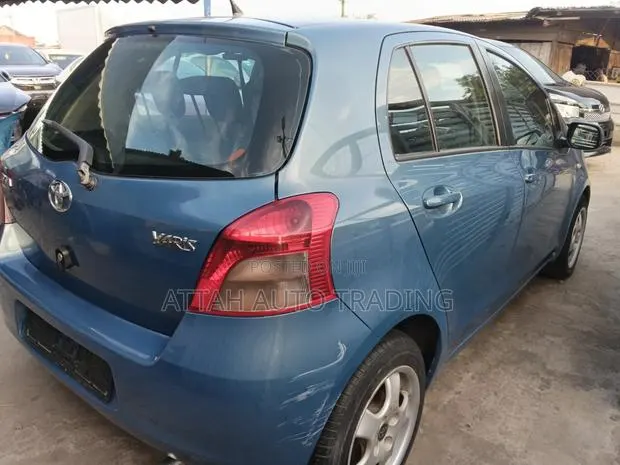 Toyota Yaris 2010 Gray · Photo 1