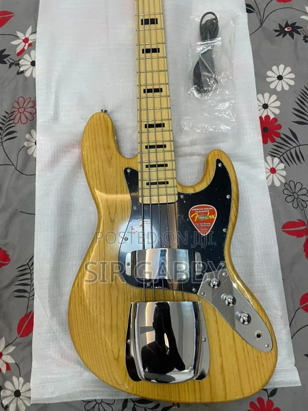 Fender Jazz (Active) · Photo 1