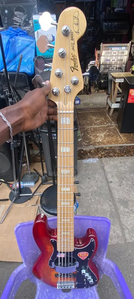 Active Fender 5 String Bass Guitar · Photo 1