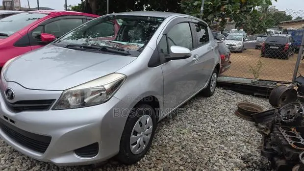 Toyota Vitz 1.3 FWD 5dr 2013 Silver · Photo 1
