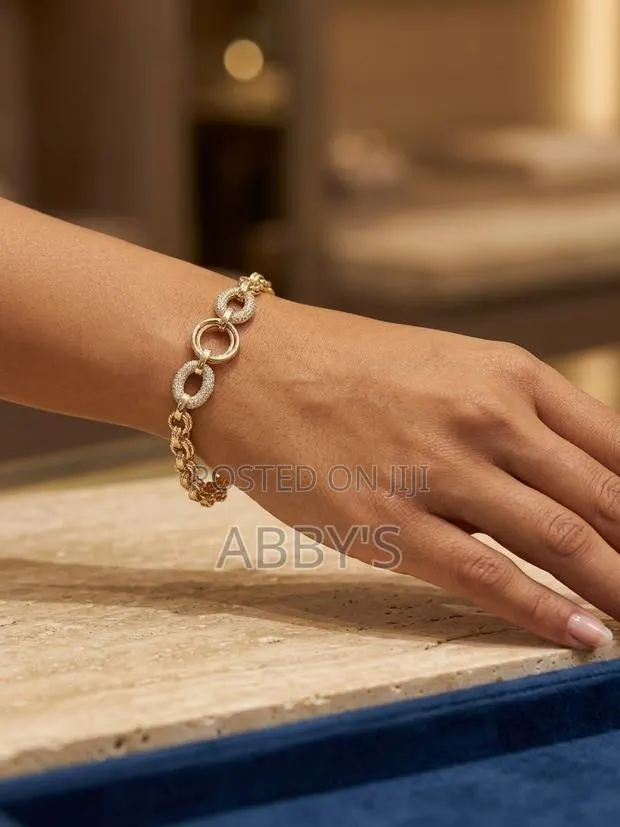 Aura Statement Bracelet · Photo 1