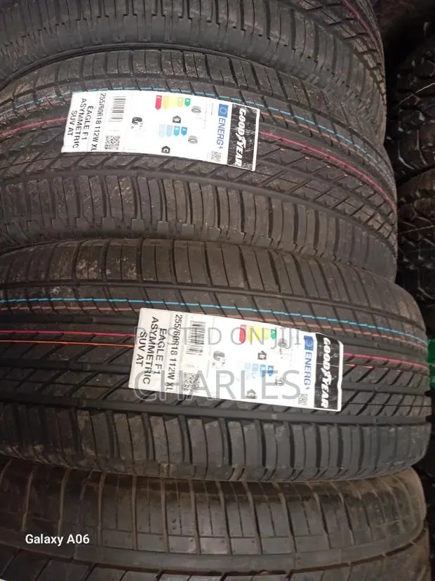 255/60r18 Bridgestone Tyre · Photo 1