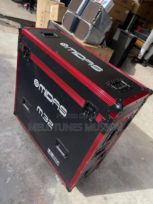 Midas M32 Digital Mixing Console Flight Case · Photo 1