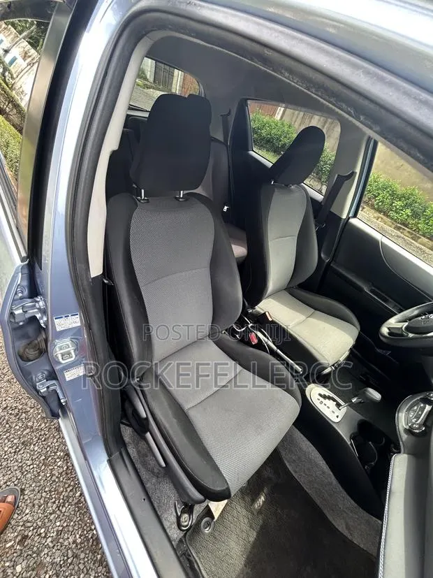 Toyota Vitz 1.3 FWD 3dr 2014 Blue · Photo 1