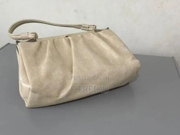 Simple Beige Handbag · Photo 1