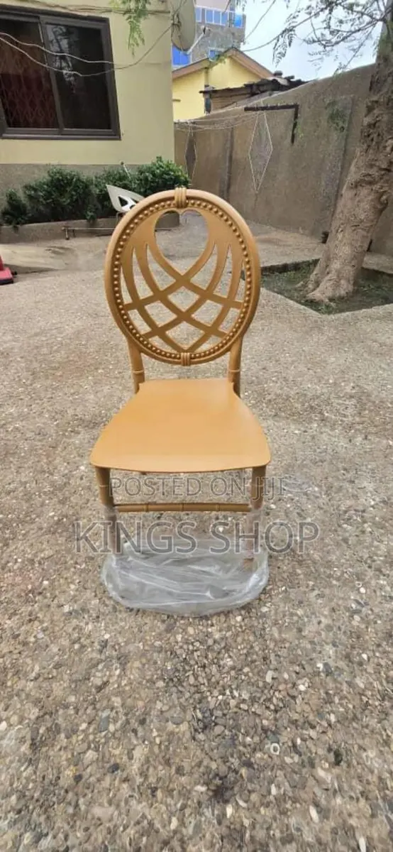 Chivalry Plastic Chairs Gold · Photo 1