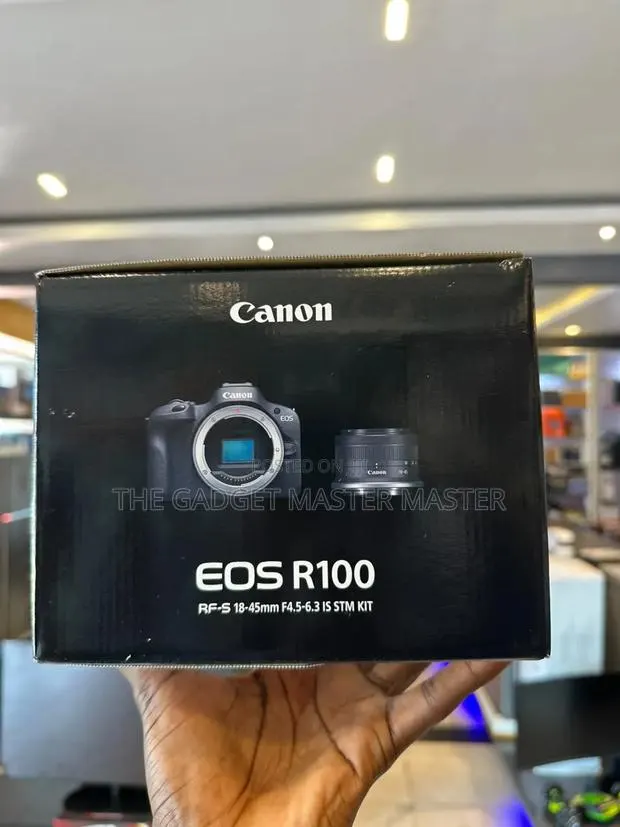 Canon R100 With Rf-S 18-45mm F4.5-6.3 Is STM Kit · Photo 1