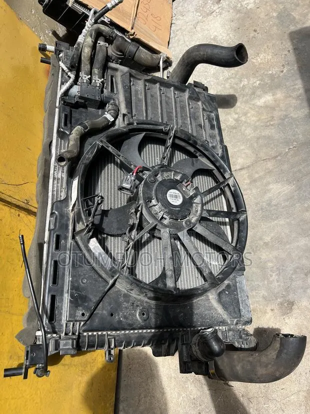 Ford Escape 2013 2014 2015 2016 Complete Radiator (Water Tank) · Photo 1