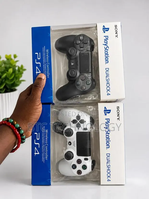 Sony PlayStation DualShock 4 Controller (PS4 Controllers) · Photo 1