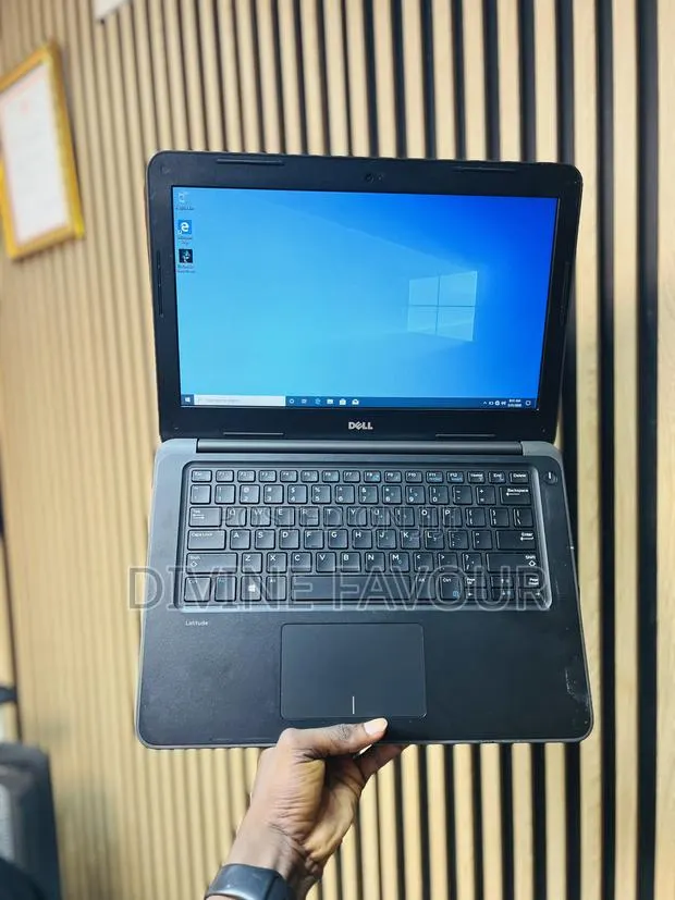 Laptop Dell Latitude 3310 4GB Intel Core i3 SSD 128GB · Photo 1