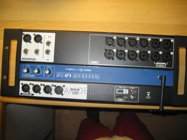 Soundcraft Ui16 16 Input Digital Mixer · Photo 1