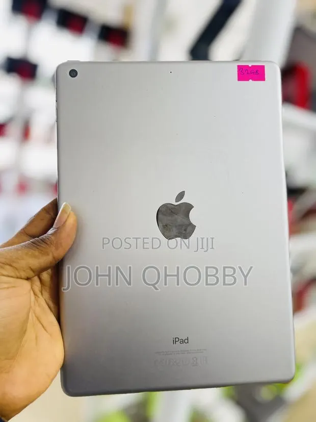 Apple iPad 9.7 32 GB Gray · Photo 1