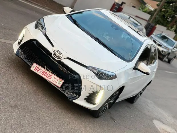 Toyota Corolla SE (1.8L 4cyl 2A) 2018 White · Photo 1