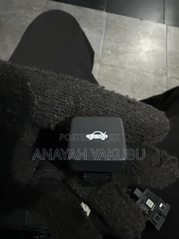 2018-21 Boot Switch · Photo 1
