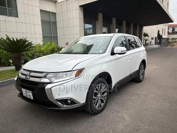 Mitsubishi Outlander SEL FWD 2019 White · Photo 1