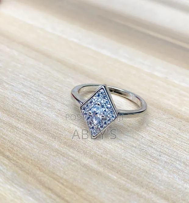 Kite-cut Silver Promise Ring · Photo 1