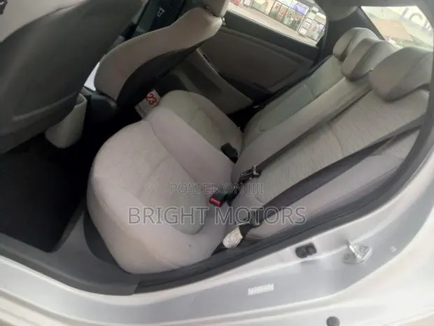 Hyundai Accent SE Sedan 2017 Silver · Photo 1