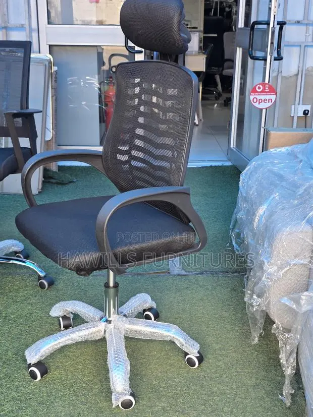 Mesh Office Swivel Chair in Black · Photo 1