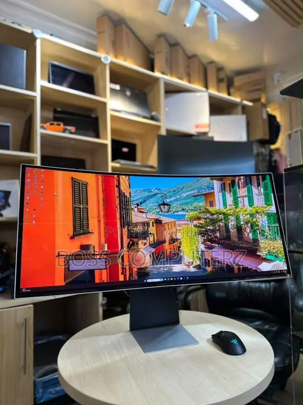 Samsung 34-Inch Curved OLED Odyssey G8 · Photo 4
