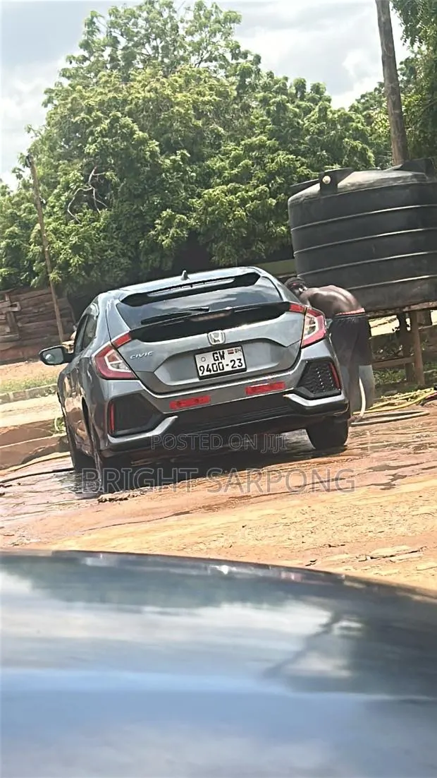 Honda Civic EX Hatchback 2018 Gray · Photo 1