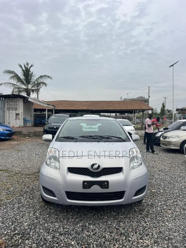 Toyota Vitz 1.3 AWD 3dr 2010 Silver · Photo 1