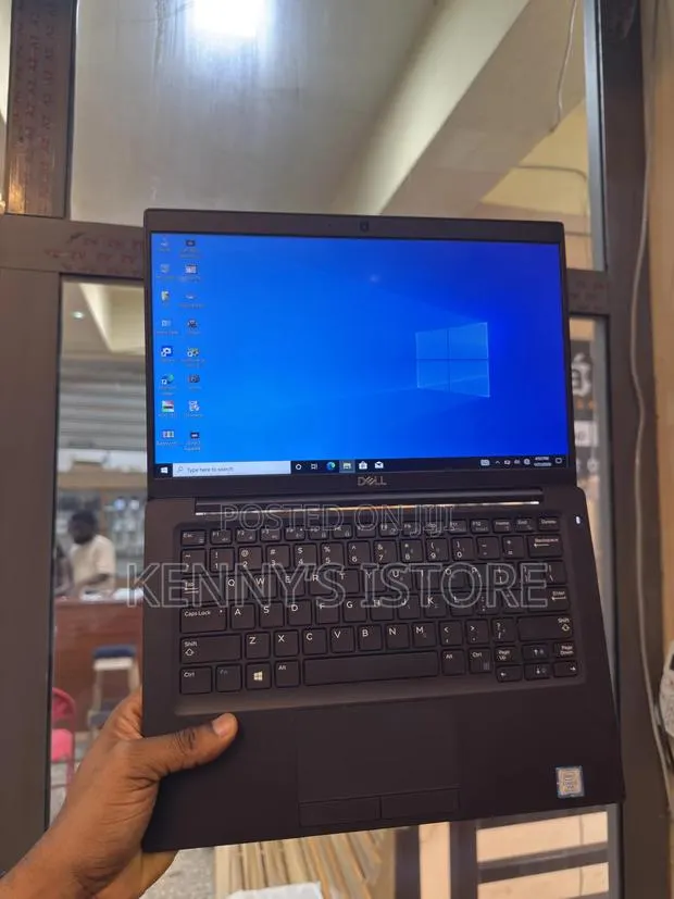 New Laptop Dell Latitude 7390 8GB Intel Core I5 HDD 256GB · Photo 1