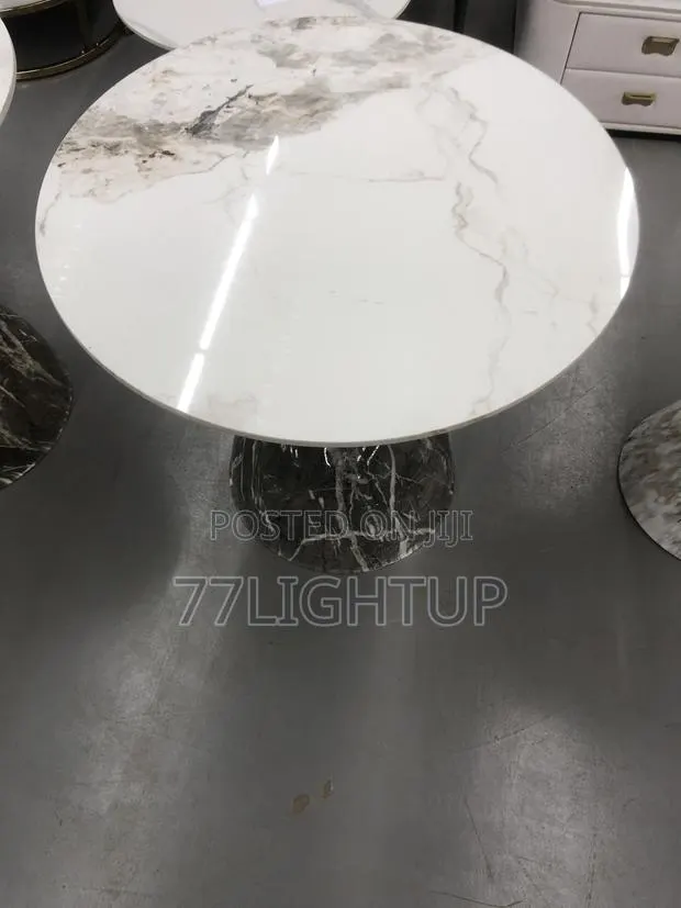 Round Coffee Table · Photo 1