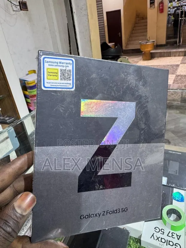 New Samsung Galaxy Z Fold 3 256 GB Black · Photo 1