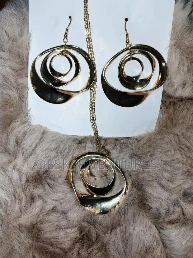 Gold Spiral Statement Jewelry Set (Necklace Earrings) · Photo 1