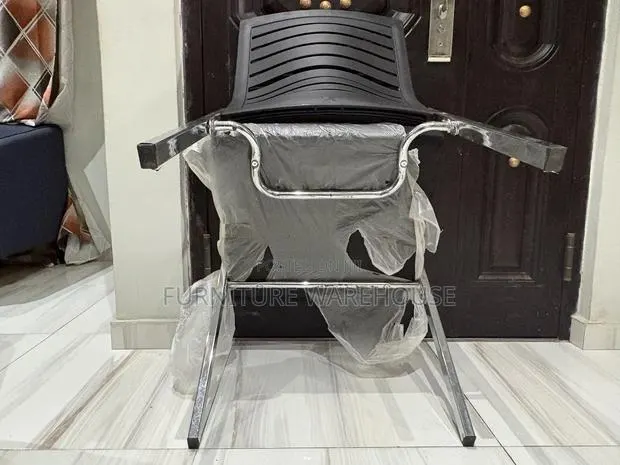 Black Mesh Office Visitor Chair · Photo 4