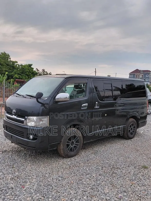 Toyota HiAce 2010 Beige · Photo 1