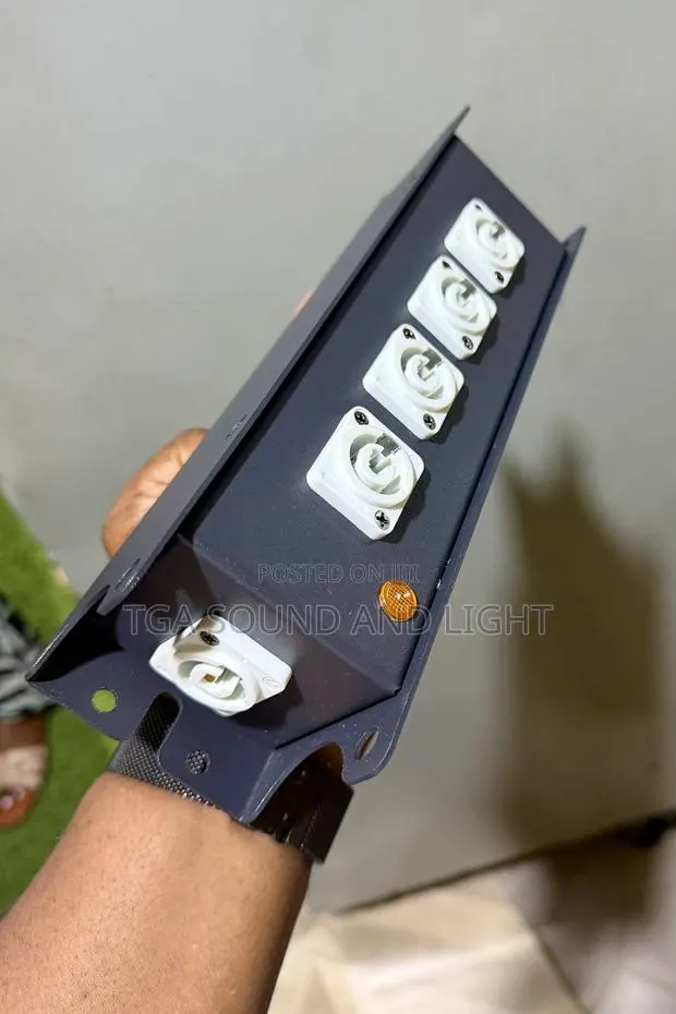 Powercon Distributor 1 in 5 Out Box · Photo 3