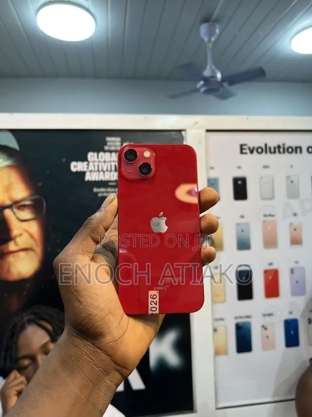 Apple iPhone 13 128 GB Red · Photo 1
