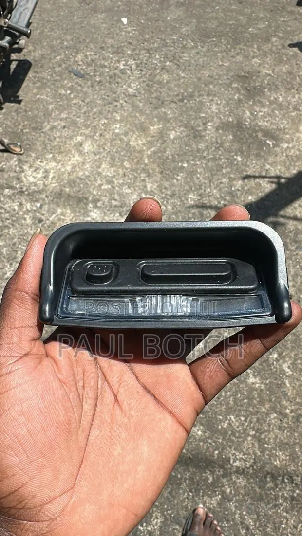 2016-2021 Tailgate/Boot Release Switch and Rear License Plate Light · Photo 1