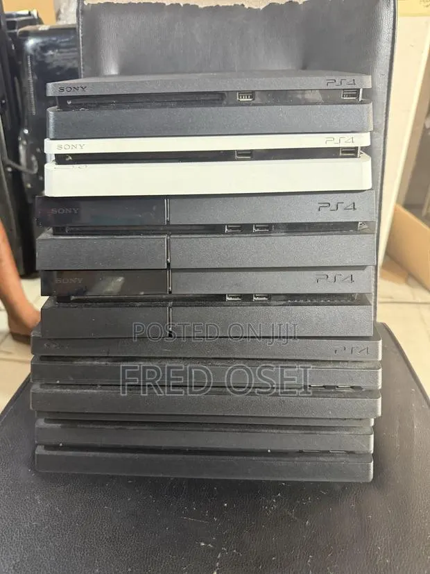 PlayStation 4 Slim · Photo 1