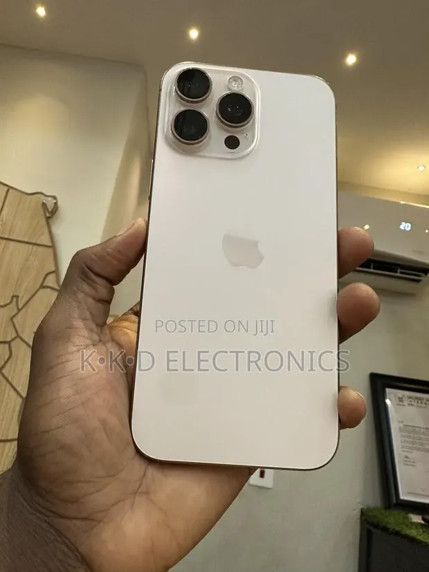 Apple iPhone 16 Pro Max 256 GB Gold · Photo 1