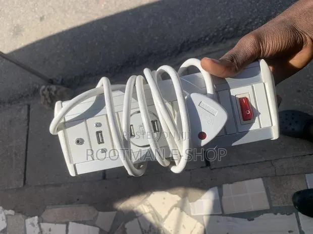 Extension Lead Socket With 3 Usb Charging Ports and 1 Socket · Photo 1