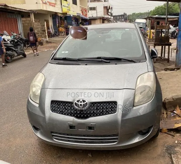 Toyota Yaris 2009 Gray · Photo 1
