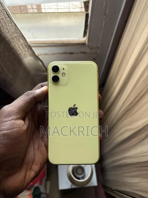Apple iPhone 11 64 GB Yellow · Photo 1