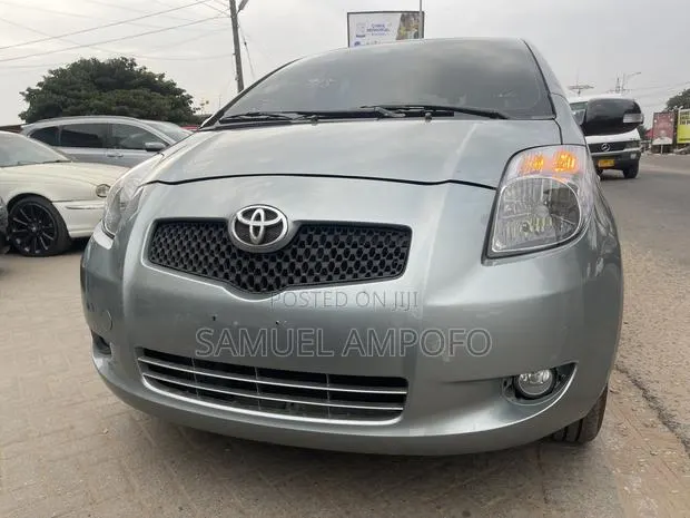 Toyota Yaris Base Hatchback 5dr 2011 Gray · Photo 1